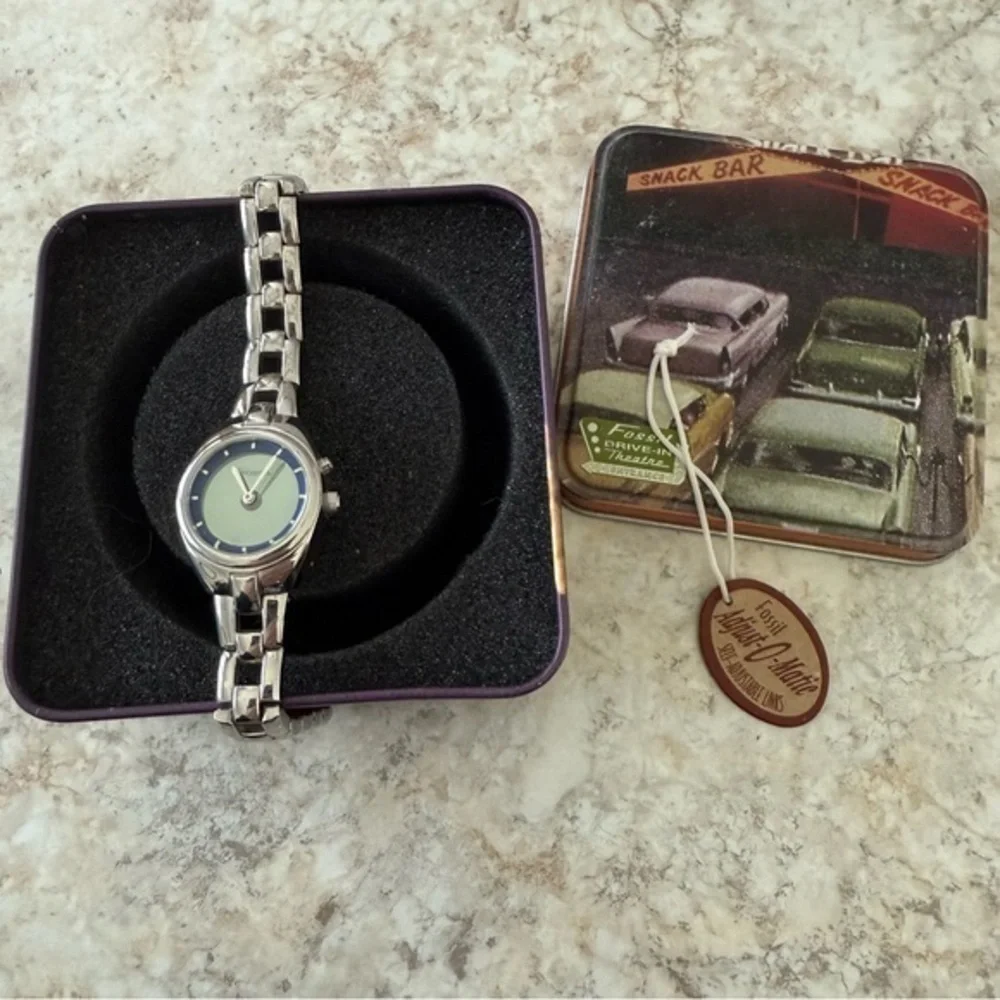 Fossil Silver Watch with Blue Dial EUC (needs a battery) Adjustable Link Band
